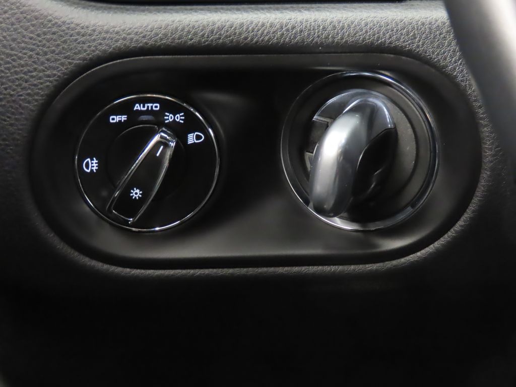 Thumbnail: 2022 Porsche Macan - 22