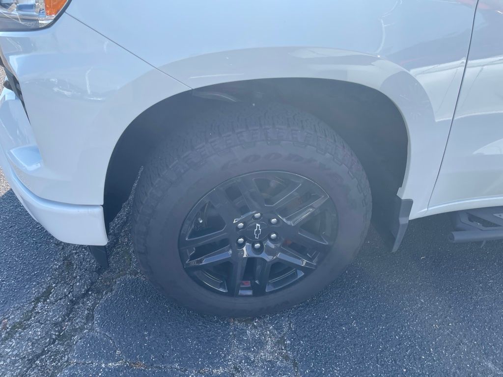 Used 2025 White Chevrolet RST image 7