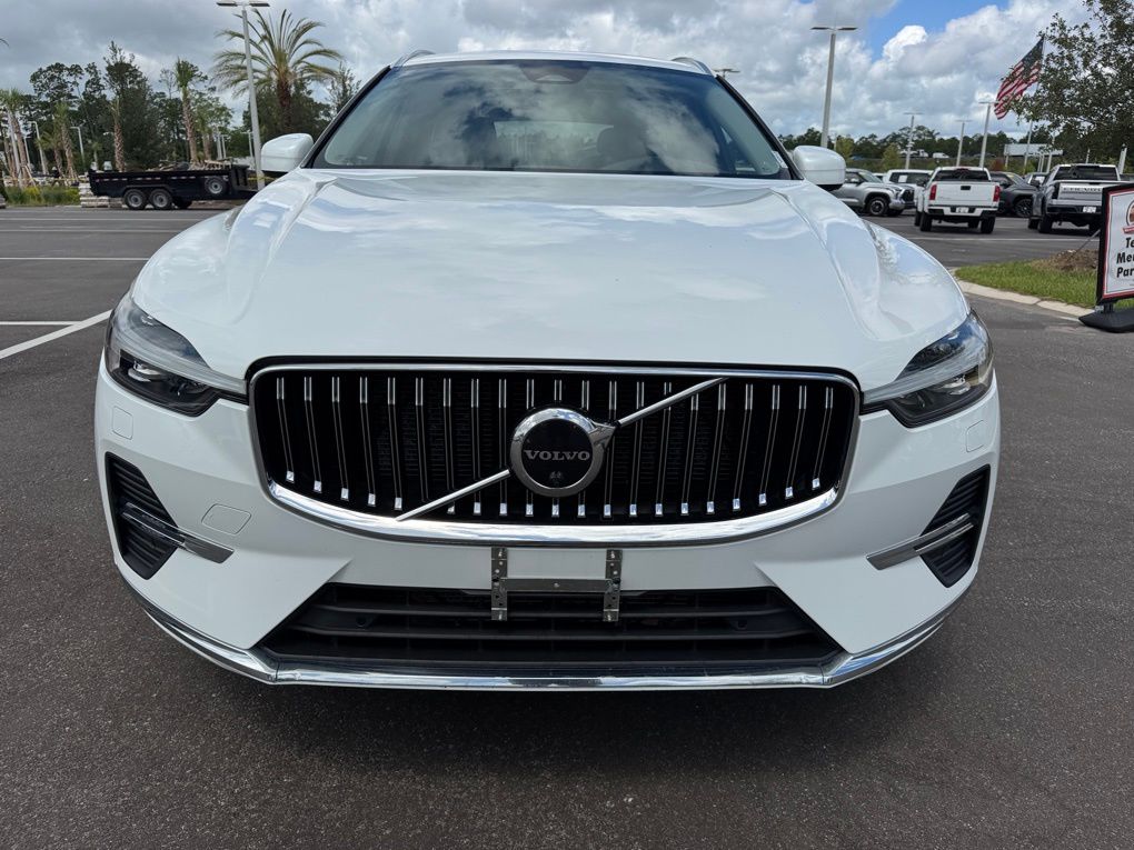 2023 Volvo XC60 B5 Plus photo 2