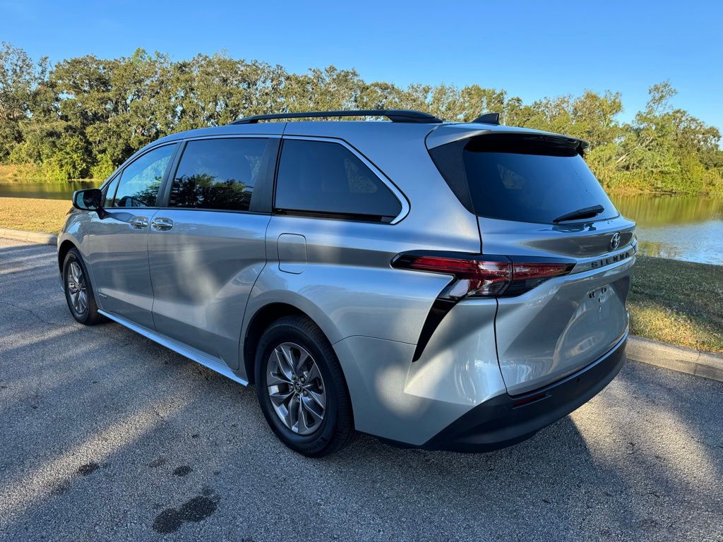 2021 Toyota Sienna XLE 3