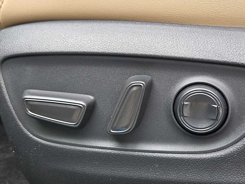 Thumbnail: 2025 Toyota RAV4 - 19