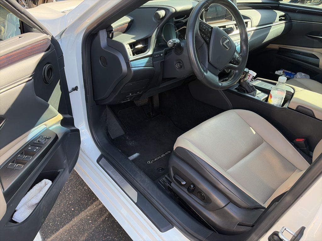 Thumbnail: 2021 Lexus ES - 4