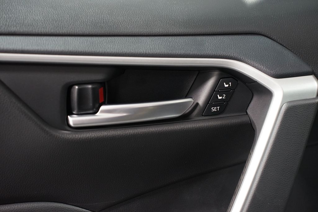 Thumbnail: 2025 Toyota RAV4 - 32