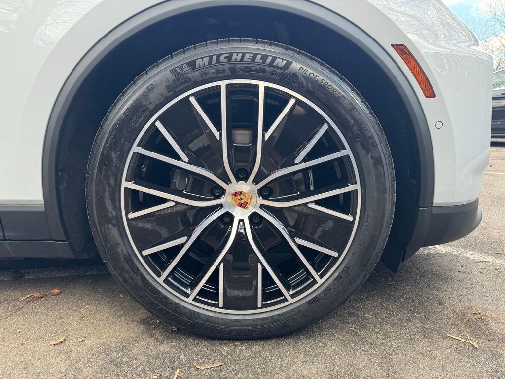 2025 Porsche Macan T 9