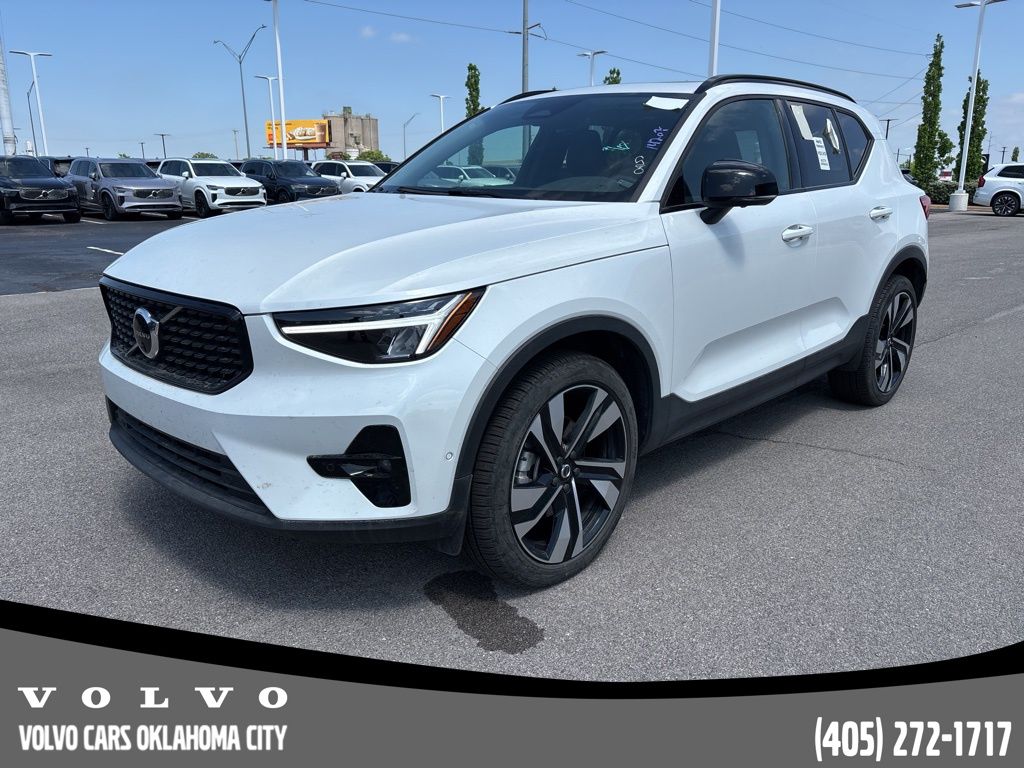 2025 Volvo XC40 B5 Plus Dark Theme