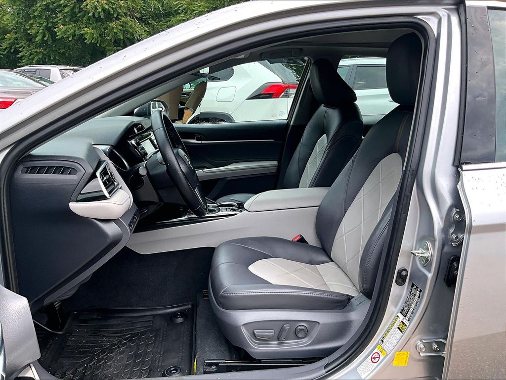 2018 Toyota Camry — photo 10