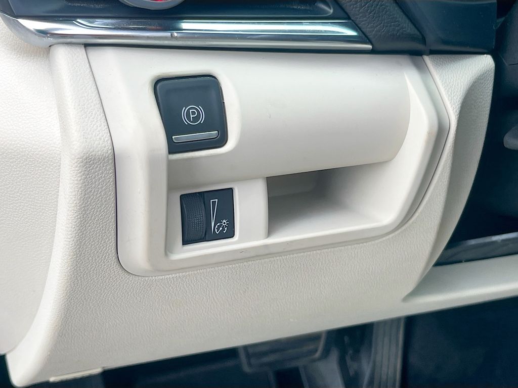 Used 2025 Silver Cadillac Luxury image 10