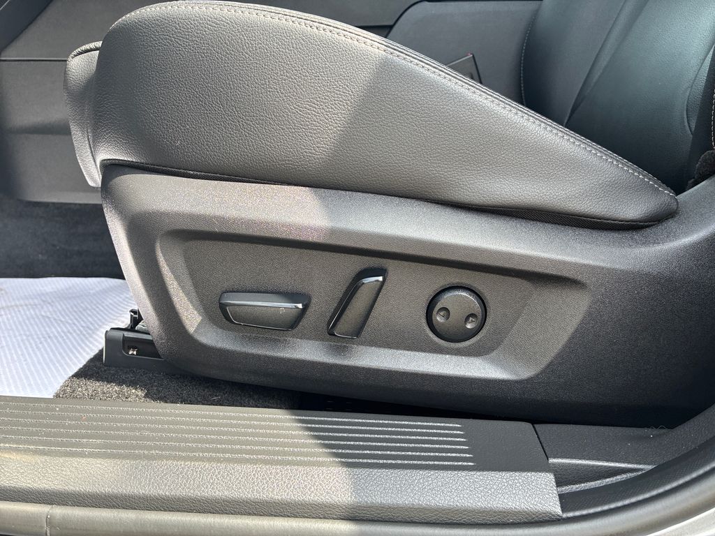 2025 Nissan Rogue SL - 8