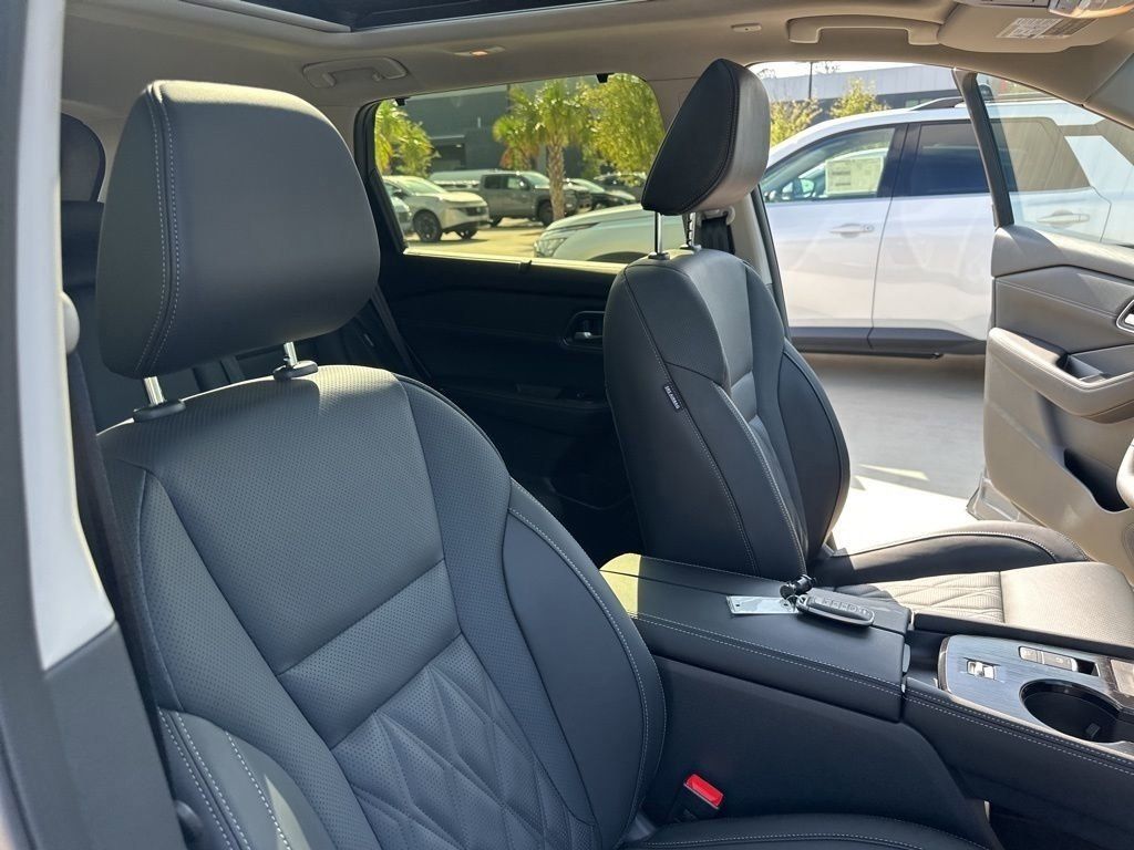 2025 Boulder Gray Pearl/Super Black Nissan Rogue Platinum FWD SUV