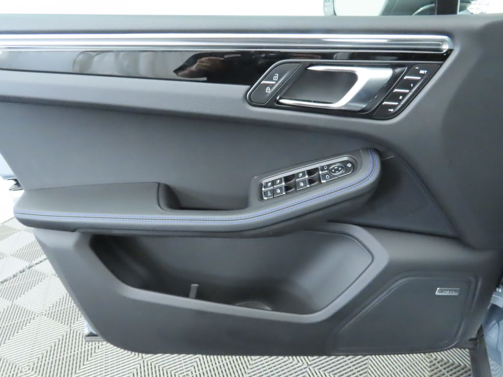 Thumbnail: 2025 Porsche Macan - 25