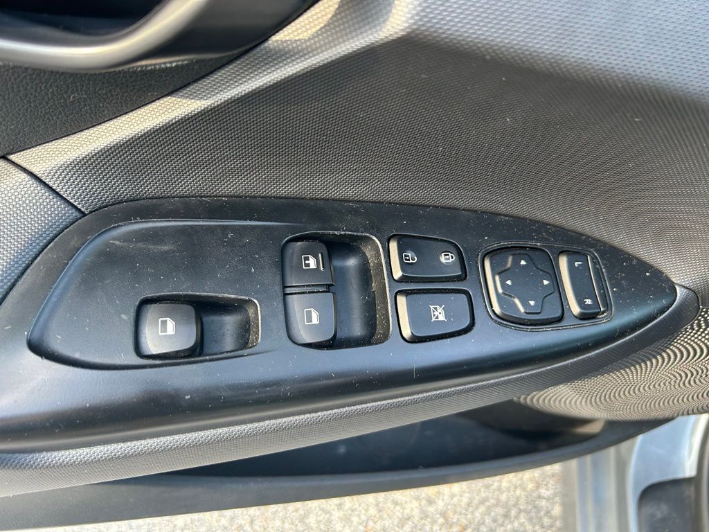 Thumbnail: 2019 Hyundai Veloster - 15