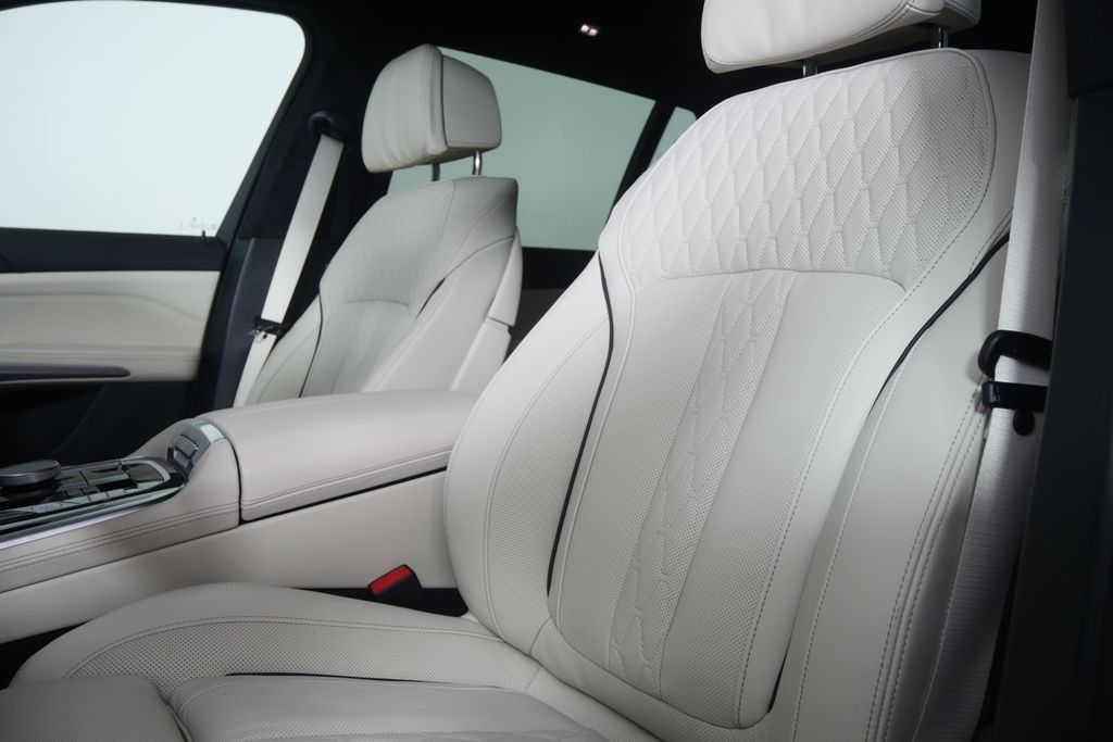 Thumbnail: 2027 BMW X7 - 11