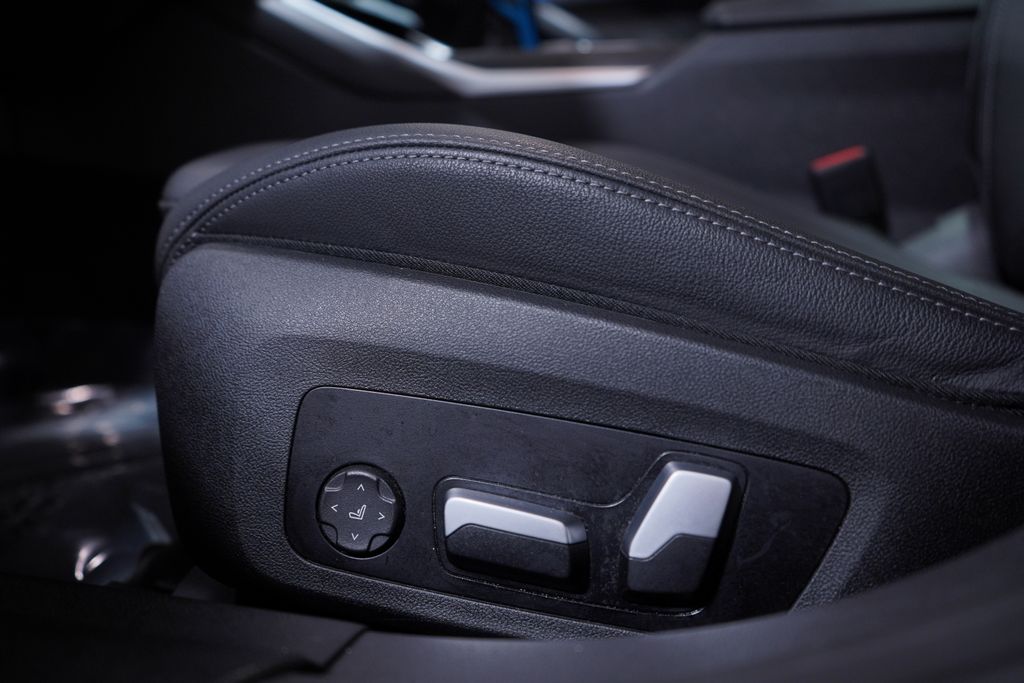 Thumbnail: 2023 BMW i4 - 18