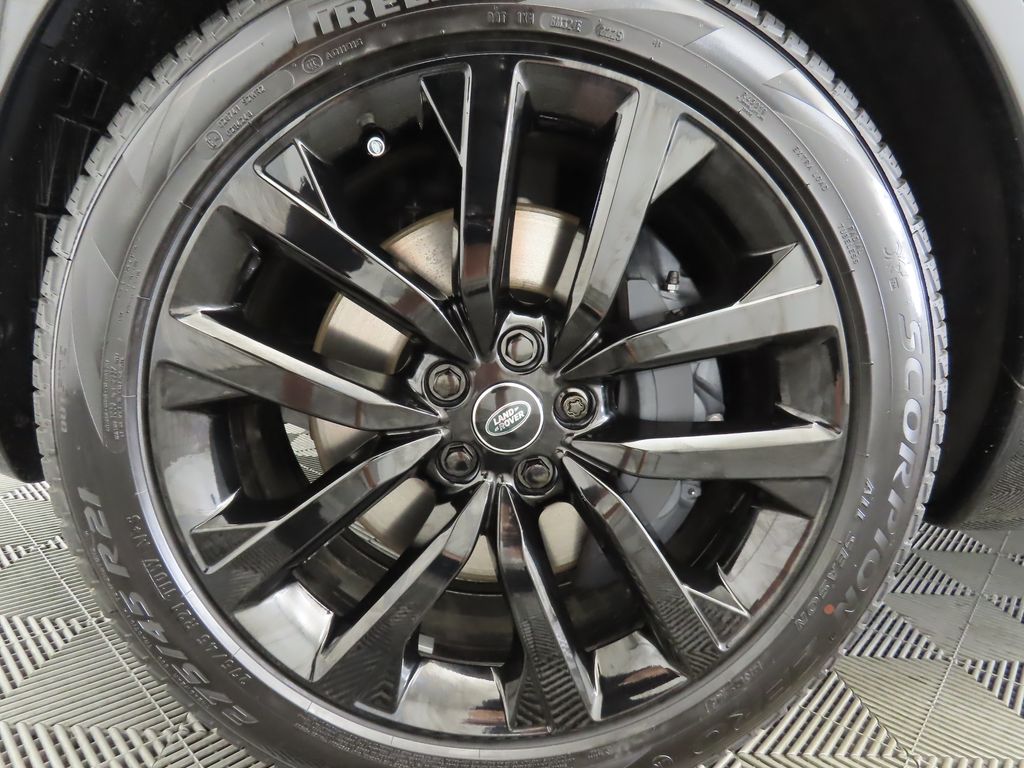 Thumbnail: 2026 Land Rover Discovery - 30