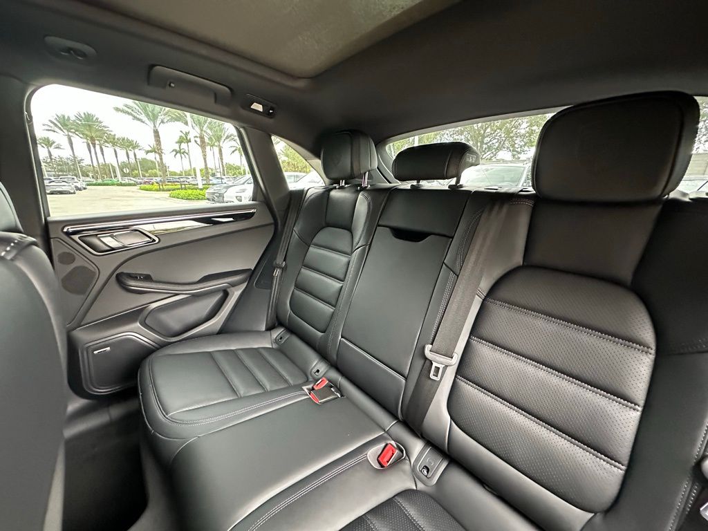 Thumbnail: 2025 Porsche Macan - 32