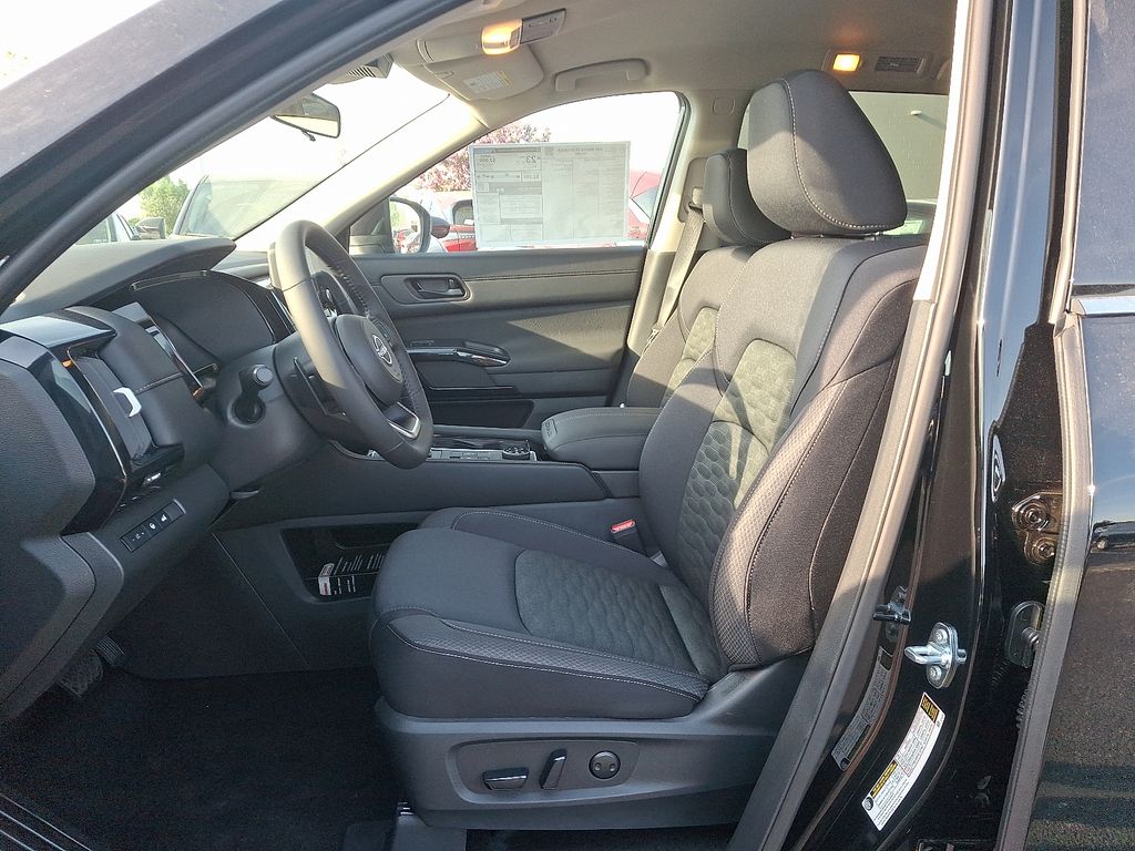2025 Nissan Pathfinder SV 6