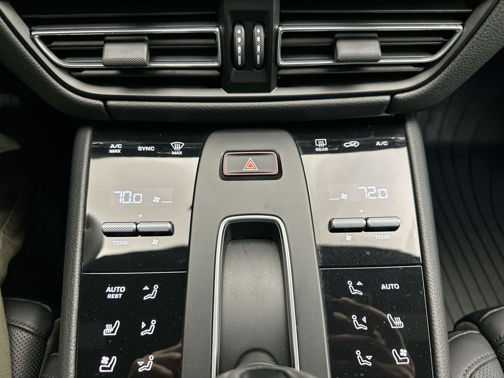 Thumbnail: 2023 Porsche Macan - 25