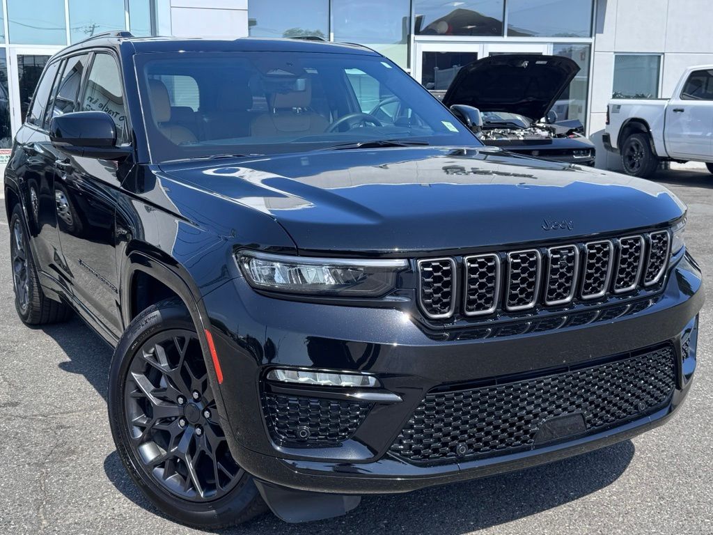 Diamond Black Crystal Pearlcoat 2025 Jeep Grand Cherokee SUV / Crossover Four-Wheel Drive 8-Speed Automatic