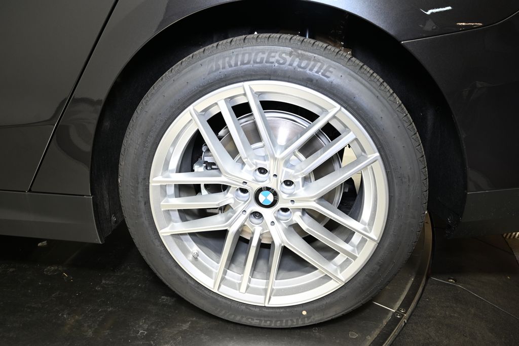 Thumbnail: 2025 BMW 5 Series - 12