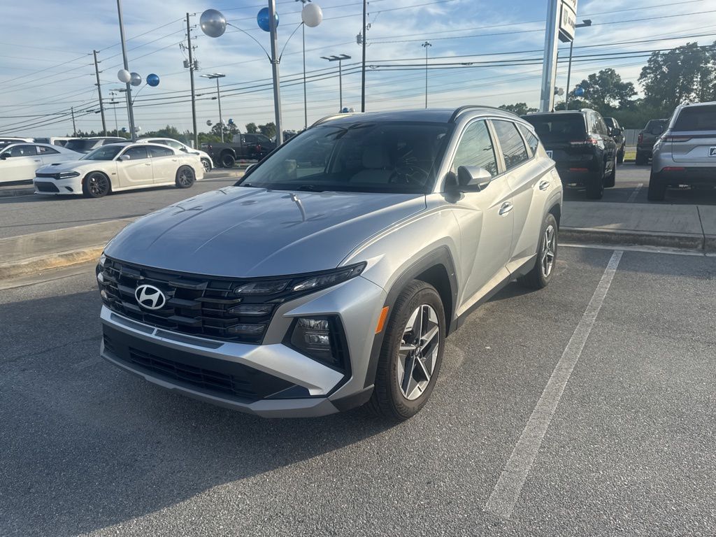 Shimmering Silver 2025 Hyundai Tucson SEL FWD SUV / Crossover Front-Wheel Drive 8-Speed Automatic