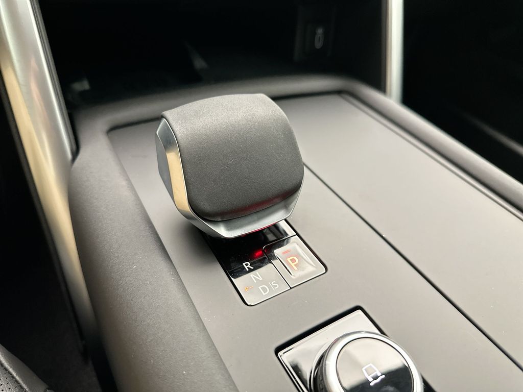 Thumbnail: 2026 Land Rover Discovery - 12