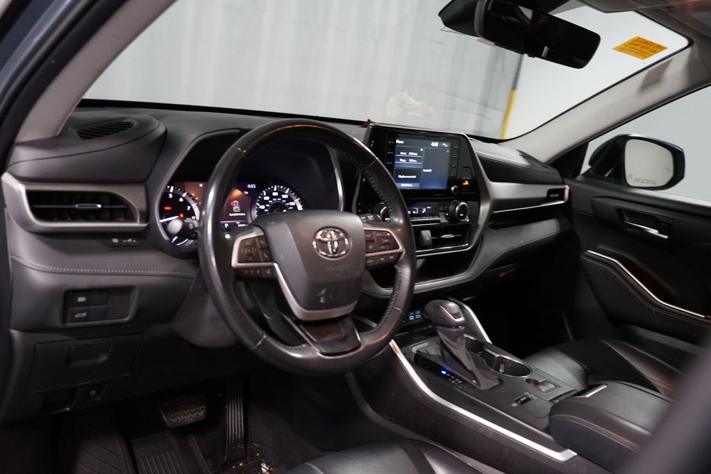 Thumbnail: 2022 Toyota Highlander - 7
