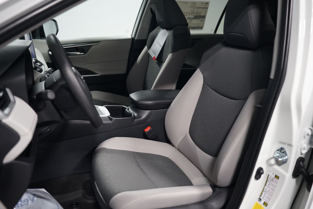 2025 Toyota RAV4 XLE 27