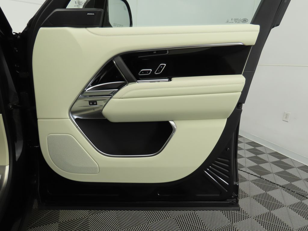 2025 Land Rover Range Rover SE 27
