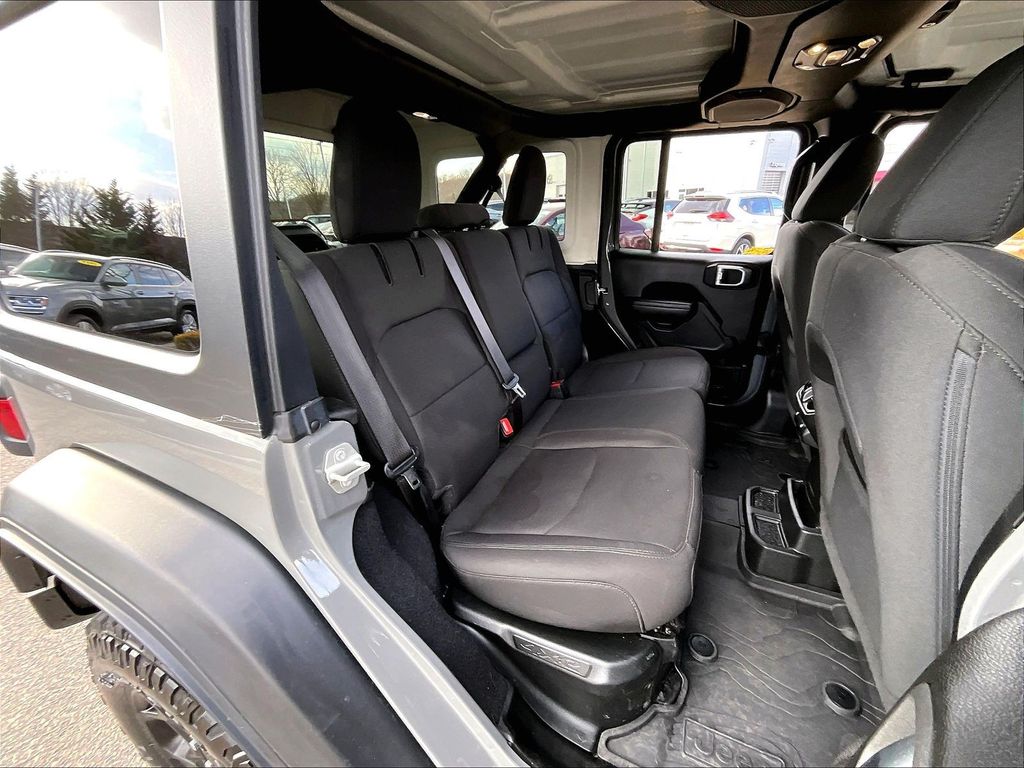 2023 Jeep Wrangler — photo 16