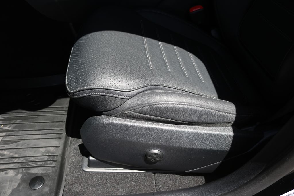 Used 2025  Mercedes-Benz GLC 300 image 13