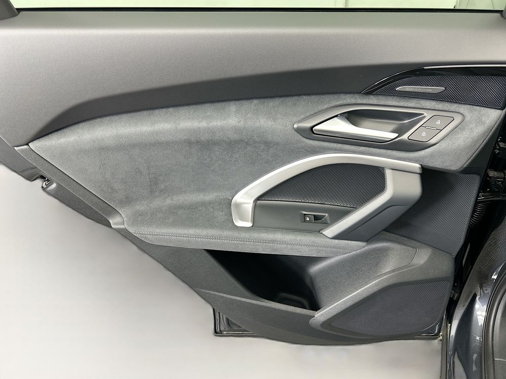 Thumbnail: 2025 Audi SQ5 - 26