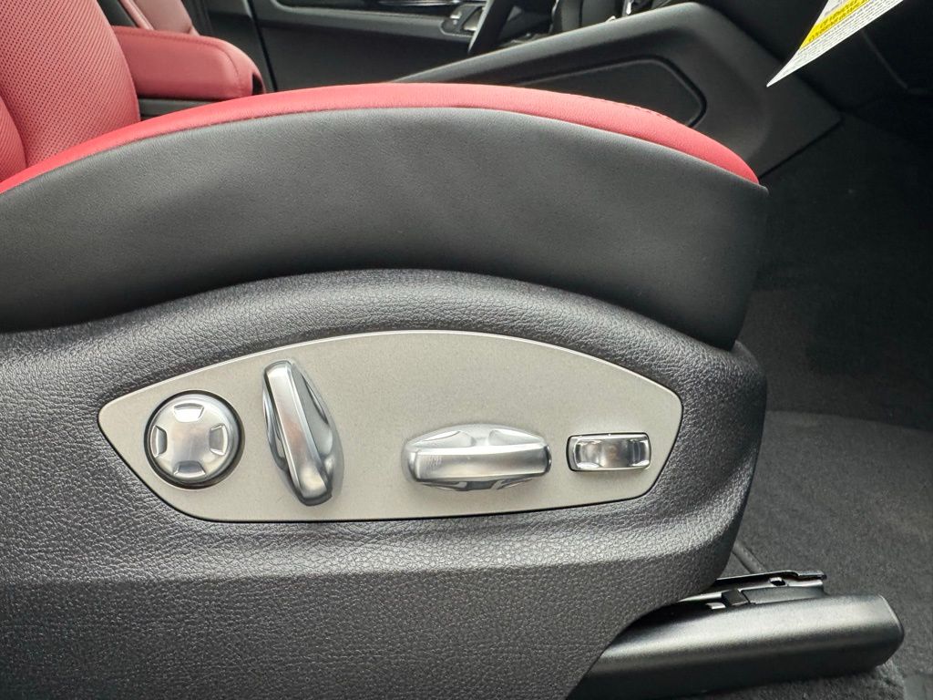 Thumbnail: 2025 Porsche Macan - 22