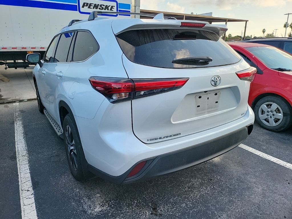 2022 Toyota Highlander XLE 2