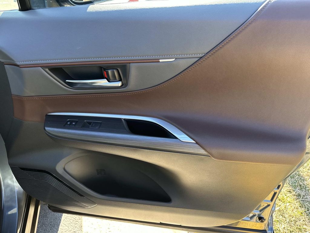 Thumbnail: 2023 Toyota Venza - 19