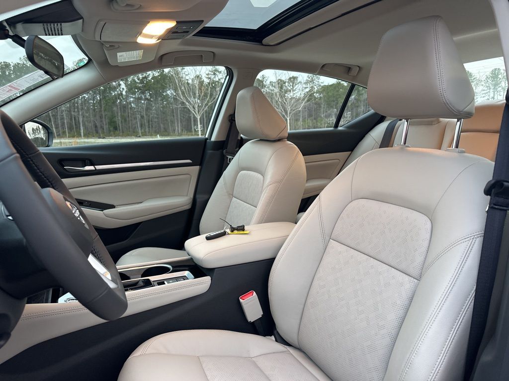 2025 Pearl White Tricoat Nissan Altima 2.5 SL FWD Sedan