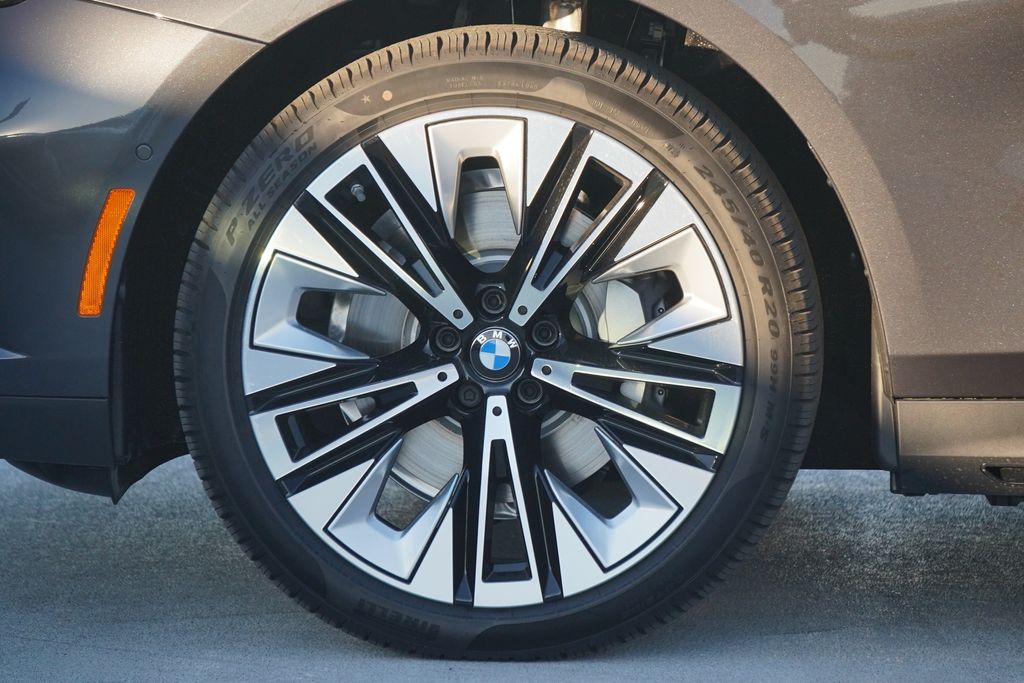 Thumbnail: 2026 BMW 5 Series - 5