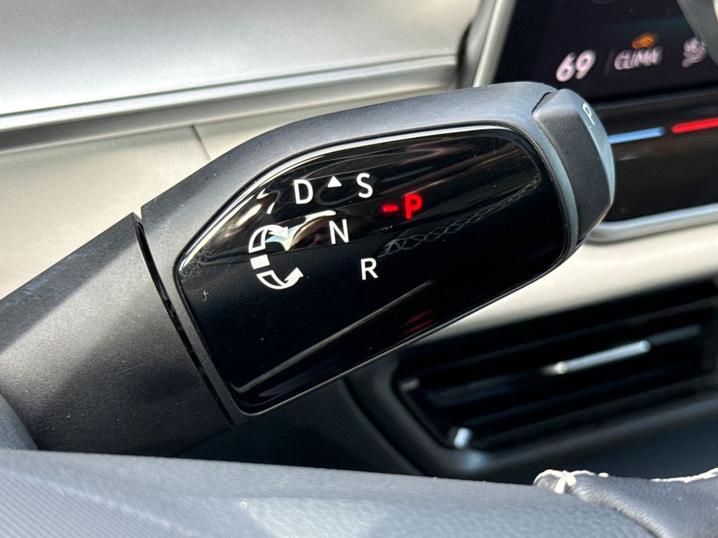 Certified Used 2025  Volkswagen 2.0T SE image 21