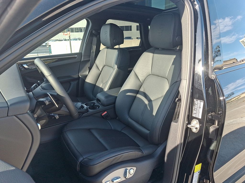 Thumbnail: 2026 Porsche Macan - 5