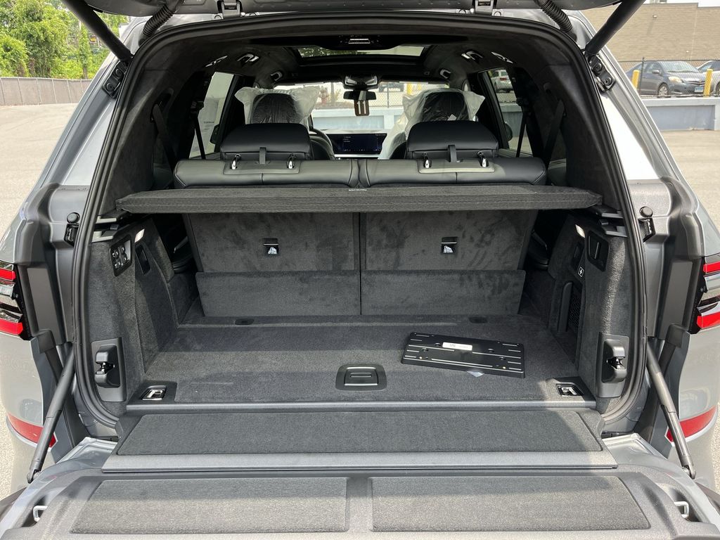 Thumbnail: 2026 BMW X7 - 25