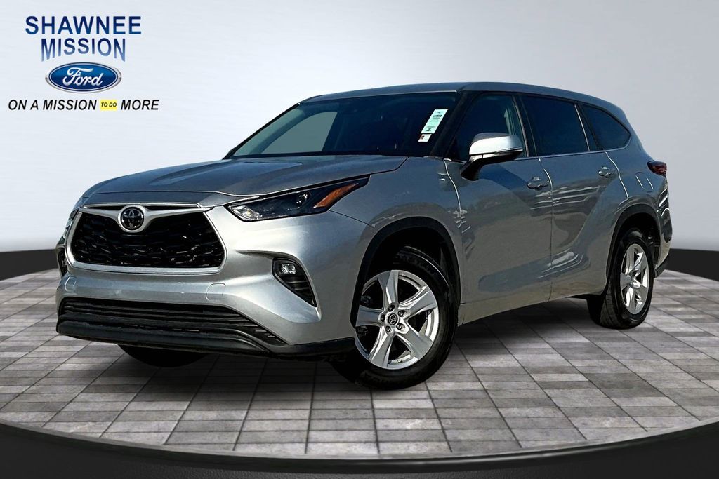 Silver 2023 Toyota Highlander LE FWD SUV / Crossover Front-Wheel Drive 8-Speed Automatic