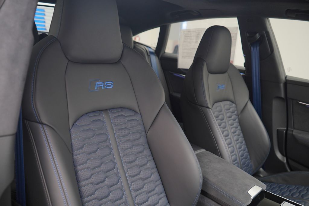 Thumbnail: 2025 Audi RS 7 - 17