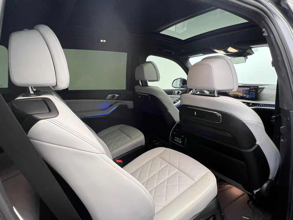 Thumbnail: 2023 BMW X7 - 9