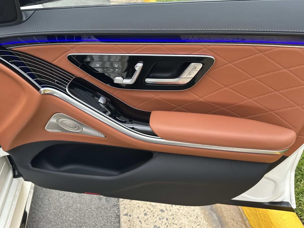 Thumbnail: 2023 Mercedes-Benz S-Class - 10