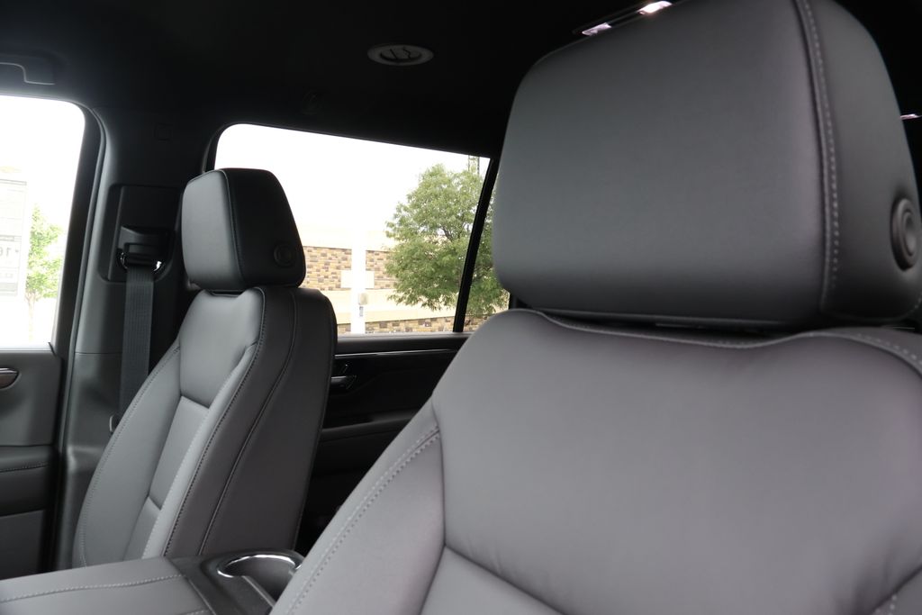 2025 Chevrolet Suburban LT 14