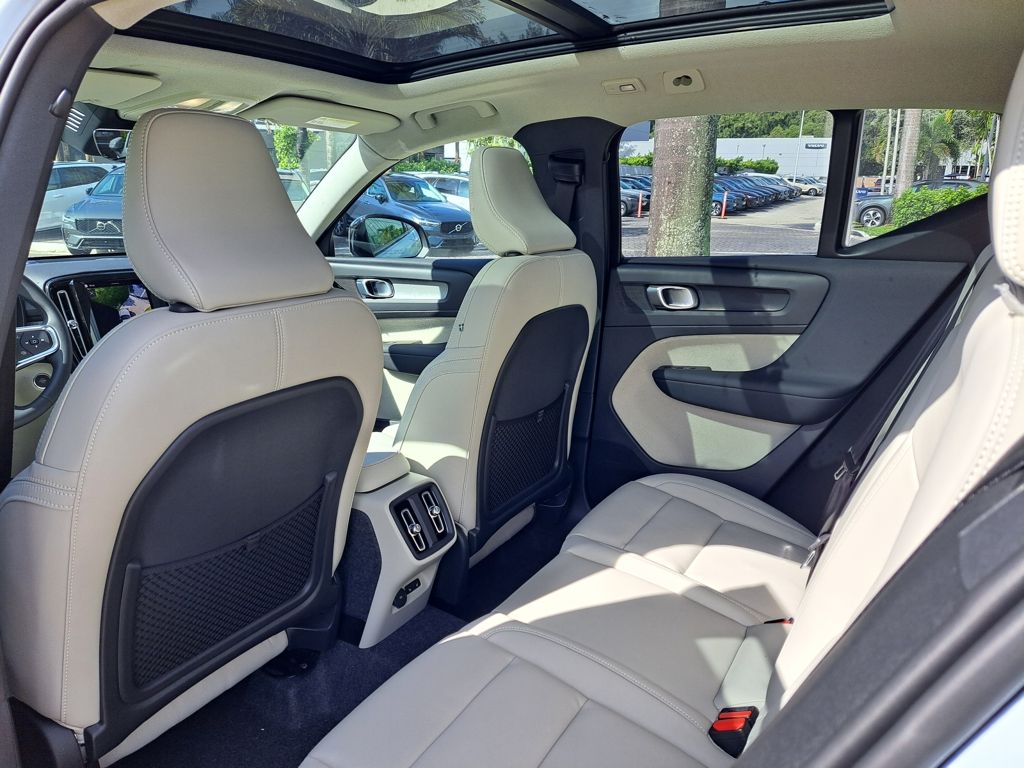 2026 Volvo XC40 Plus - Photo 5