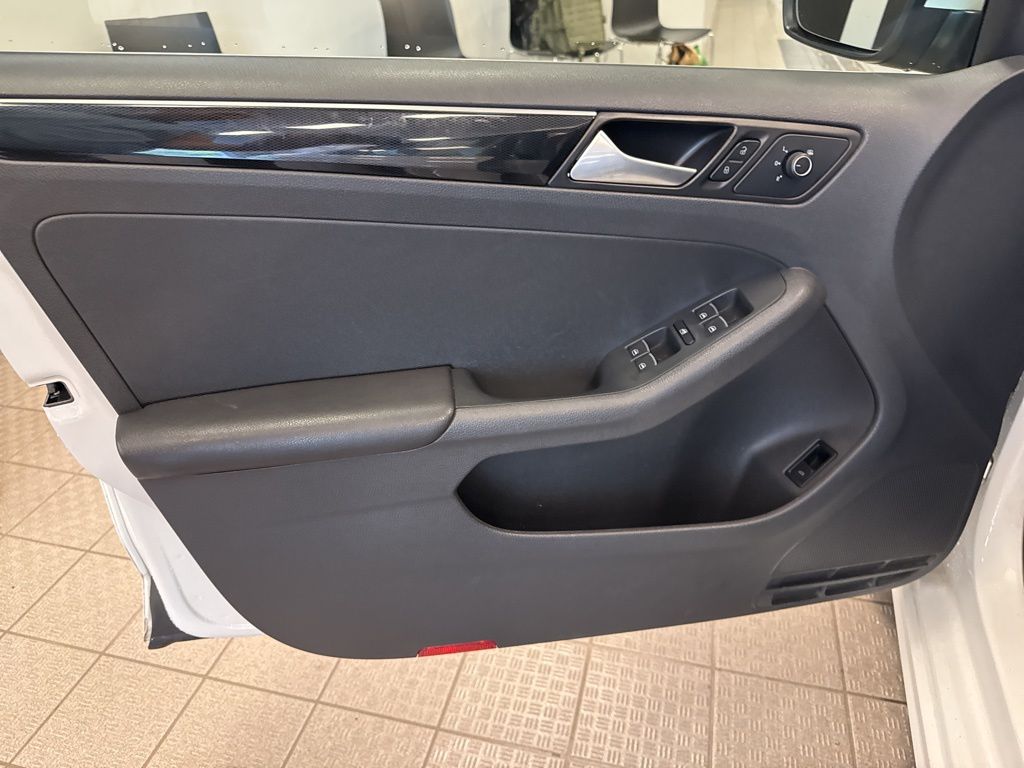 2017 Volkswagen Jetta 1.8T SEL photo 15