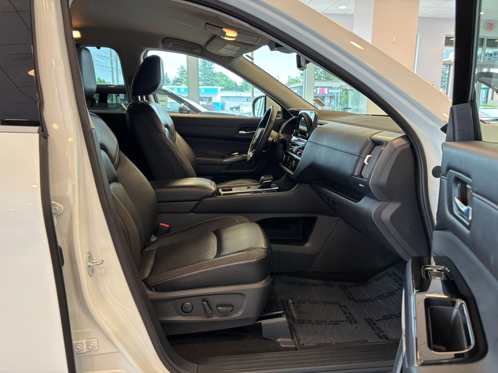 2023 Nissan Pathfinder SL