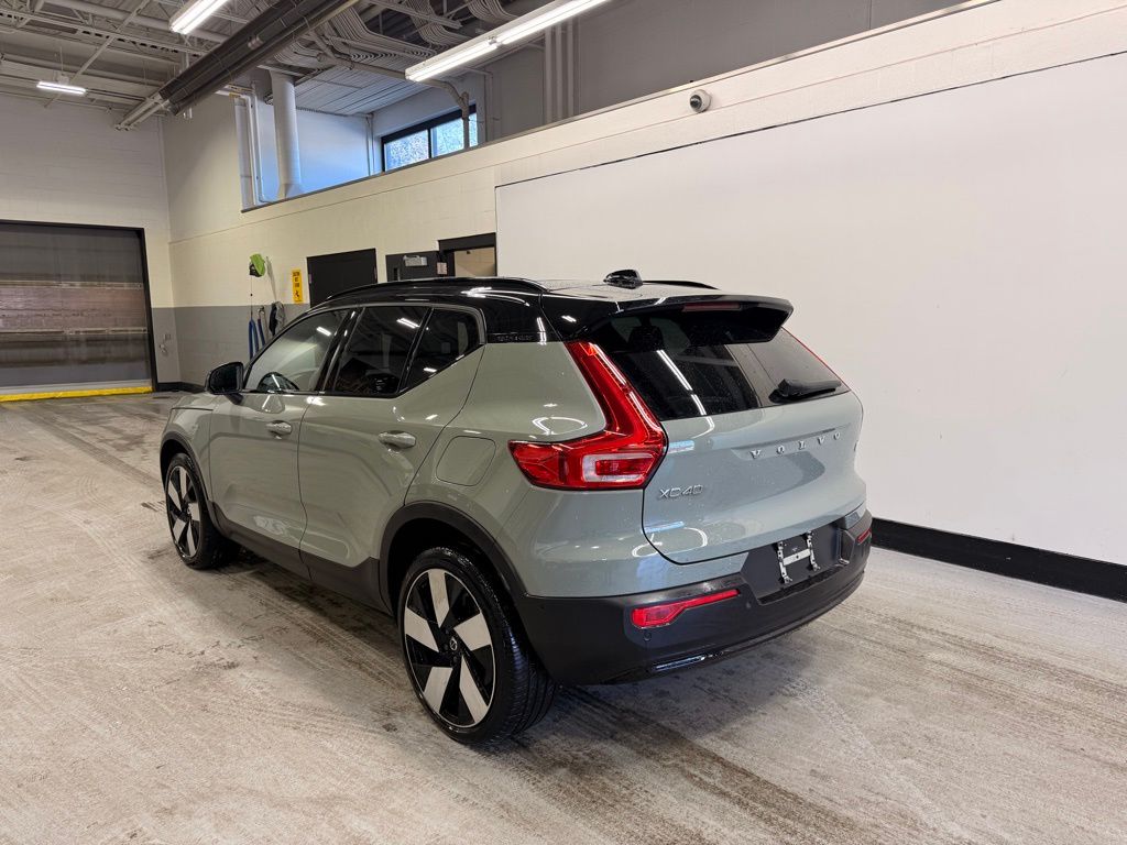 Thumbnail: 2023 Volvo XC40 - 3