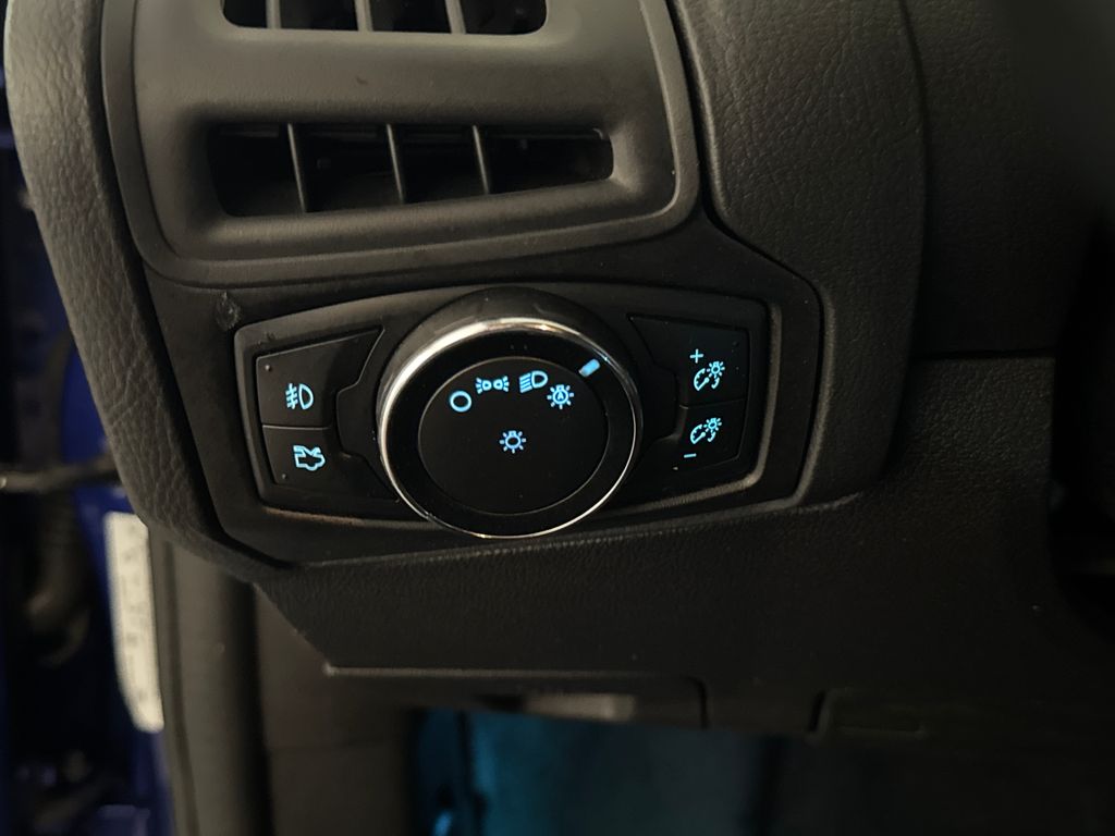 Used 2014 Blue Ford SE image 18