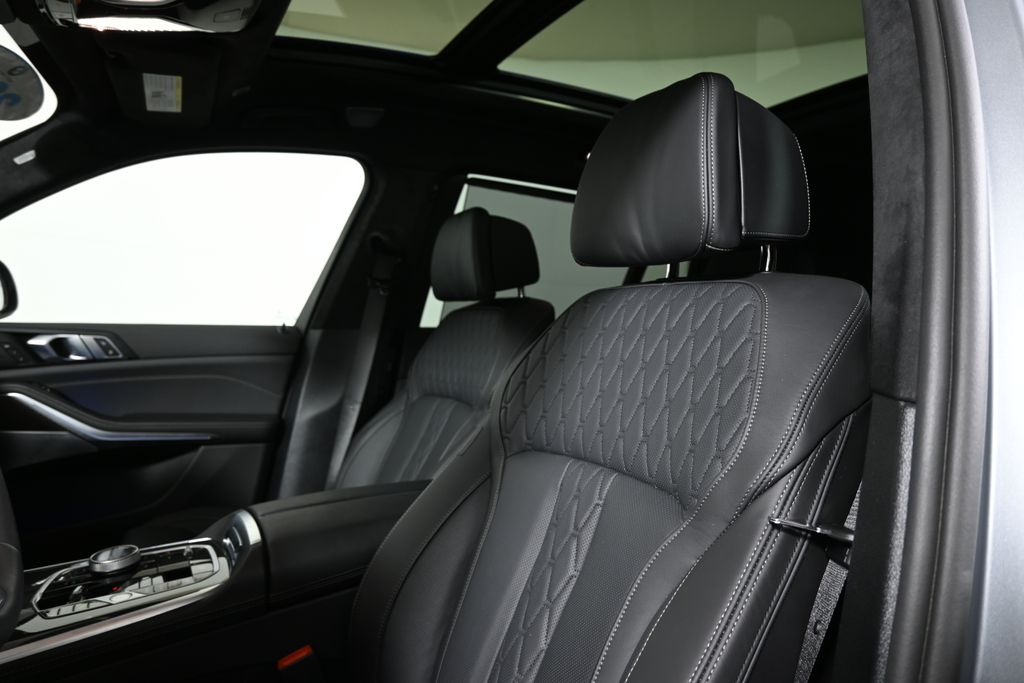 Thumbnail: 2026 BMW X7 - 16